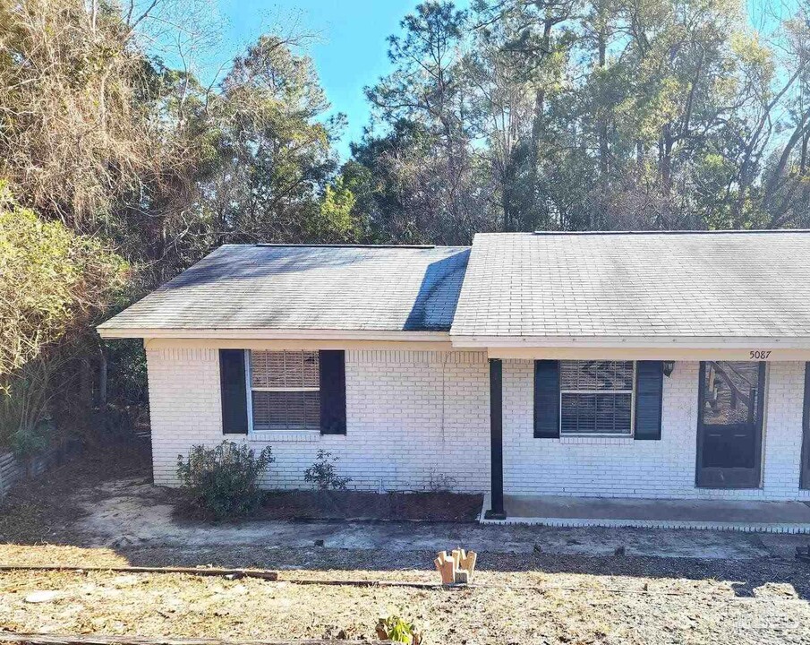 5087 Yacht Harbor Cir in Pensacola, FL - Building Photo