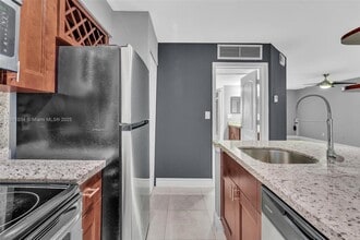 2880 N Oakland Forest Dr in Oakland Park, FL - Building Photo - Building Photo