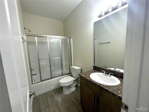 5106 N Hiawatha Dr in Pharr, TX - Building Photo - Building Photo