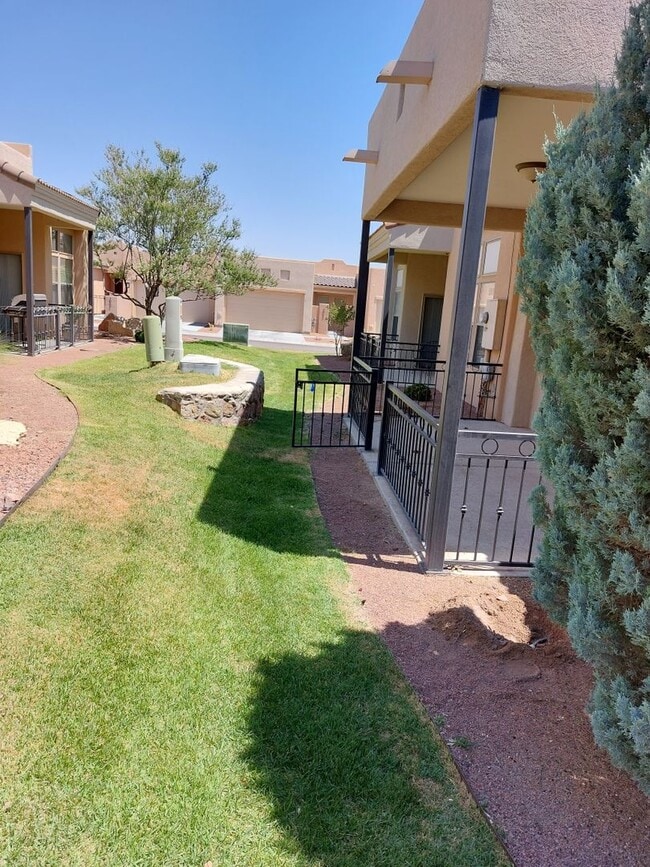 2417 Cortina Manor in Las Cruces, NM - Building Photo - Building Photo