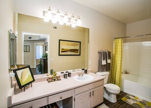 Vintage at The Lakes Apartments in Las Vegas, NV - Foto de edificio - Building Photo