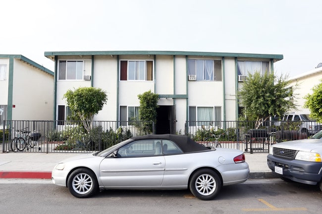 19036 Bryant St in Northridge, CA - Foto de edificio - Building Photo