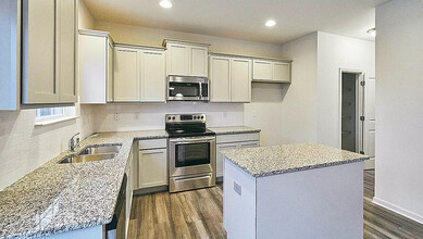 Room in House on N Great White Way in Clayton, NC - Building Photo - Building Photo