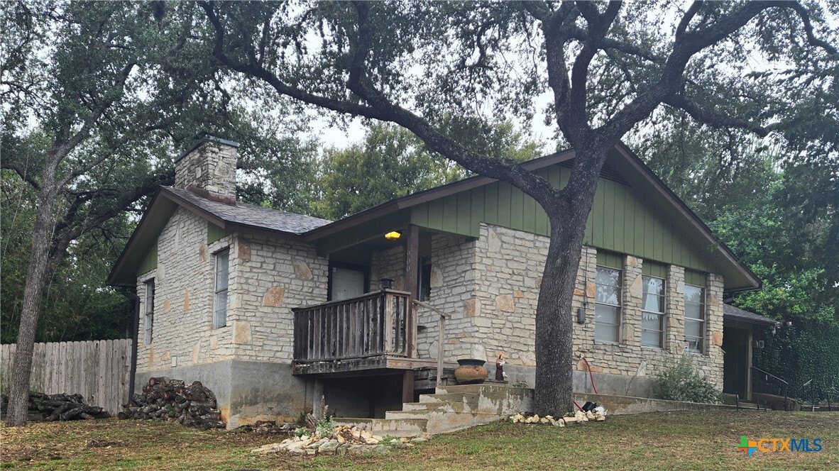 900 Hillyer St in San Marcos, TX - Building Photo