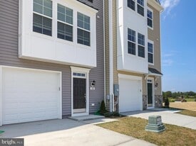 102 Metcalf Terrace in Winchester, VA - Building Photo