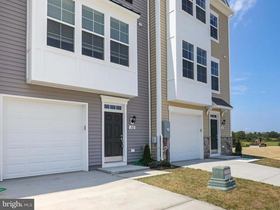 102 Metcalf Terrace in Winchester, VA - Building Photo