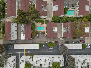 18433 Hatteras St, Unit david in Tarzana, CA - Building Photo - Building Photo