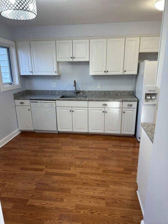 8 Currier Way in Cheshire, CT - Building Photo