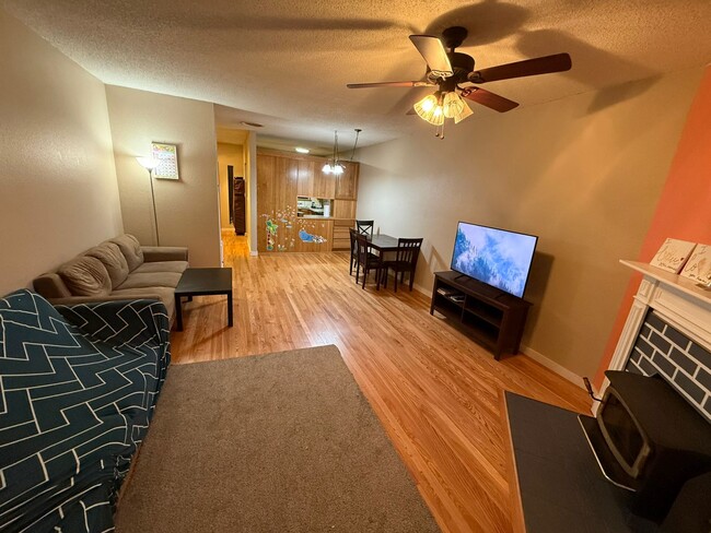 14425 NE 40th St, Unit C102 in Bellevue, WA - Building Photo - Building Photo