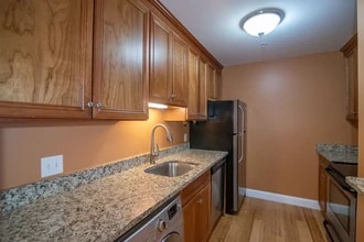 92 Eastern Ave, Unit 1O2 in Manchester, NH - Foto de edificio - Building Photo