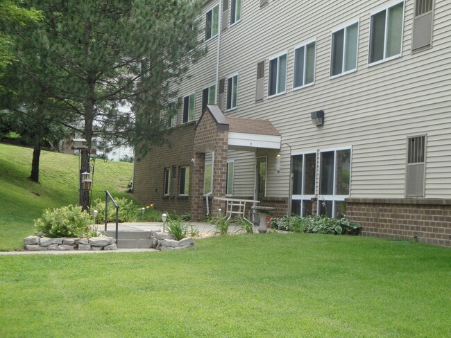 Camelot Village - Affordable Senior Housing in Council Bluffs, IA - Foto de edificio - Building Photo