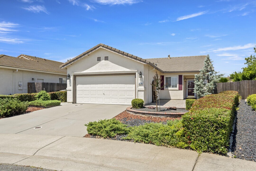 8270 Rendham Way in Sacramento, CA - Building Photo