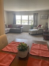 321 W Bert St, Unit 1 in Lake Crystal, MN - Foto de edificio - Building Photo