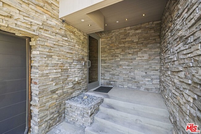 2756 Westshire Dr in Los Angeles, CA - Building Photo - Building Photo