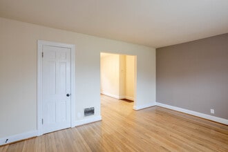 Berkshire Apartments in Louisville, KY - Building Photo - Interior Photo