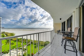 320 Seaview Ct in Marco Island, FL - Foto de edificio - Building Photo