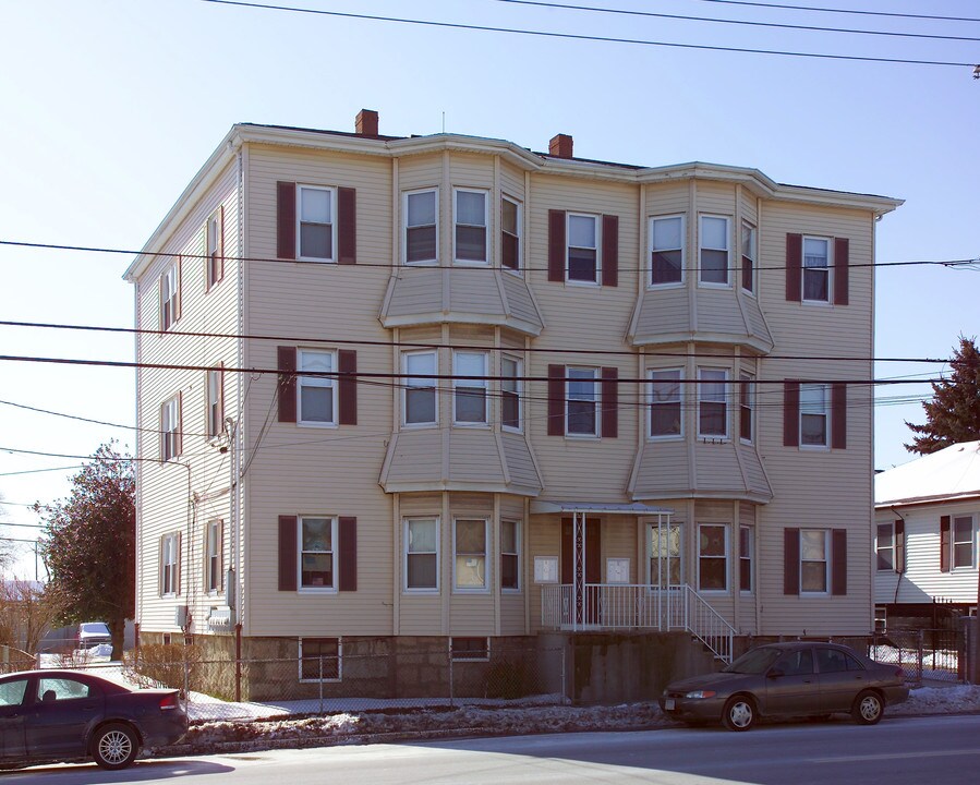 895 Bedford St in Fall River, MA - Building Photo