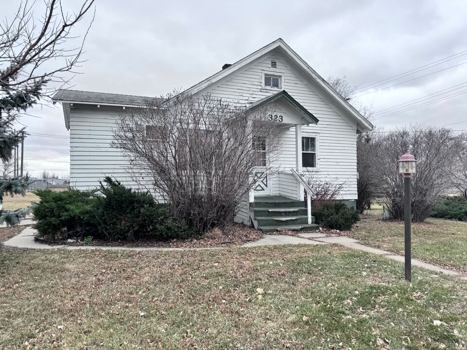 323 N 4th St in Aberdeen, SD - Building Photo