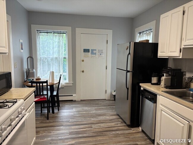 204 Banks St, Unit 1 in Cambridge, MA - Building Photo - Building Photo