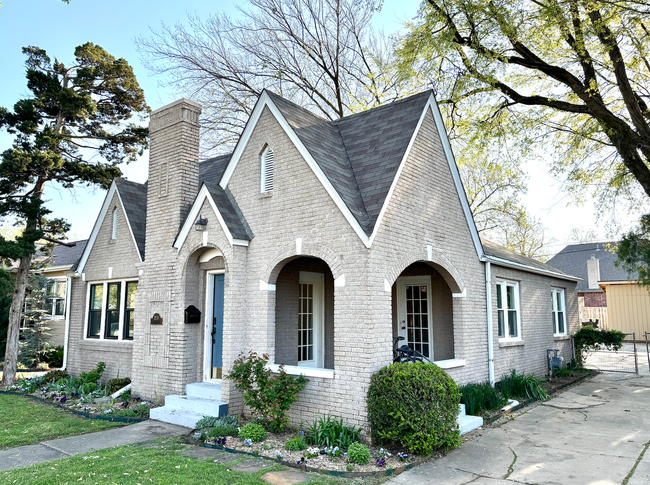 property at 1235 S Atlanta Pl