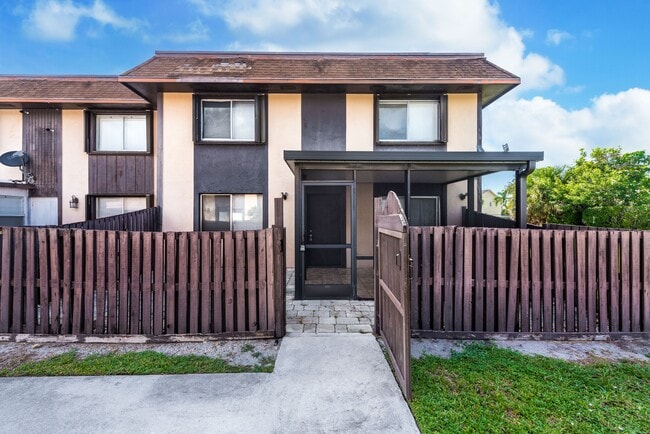 property at 2140 Sherwood Forest Blvd