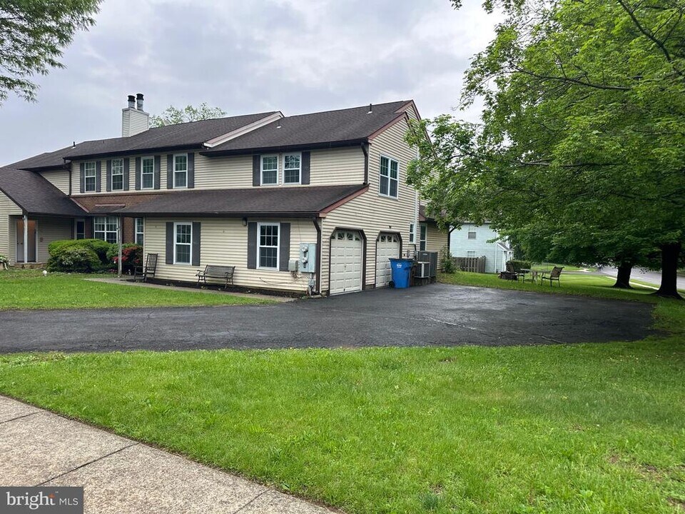 1783 N Dove Rd in Yardley, PA - Building Photo