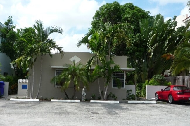 817 NE 16th Ter, Unit #2 in Fort Lauderdale, FL - Foto de edificio - Building Photo