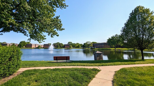 9463 Bay Colony Dr in Des Plaines, IL - Building Photo - Building Photo