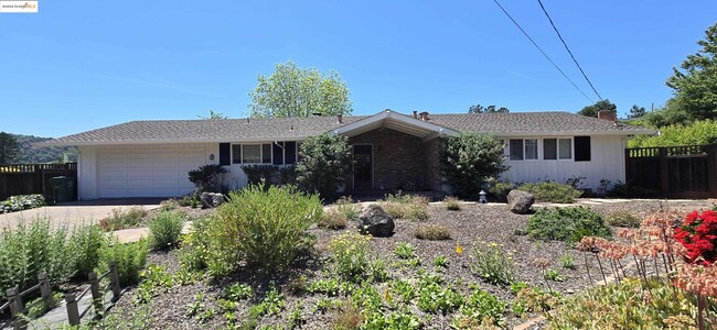 2 Rae Ct in Orinda, CA - Building Photo - Building Photo