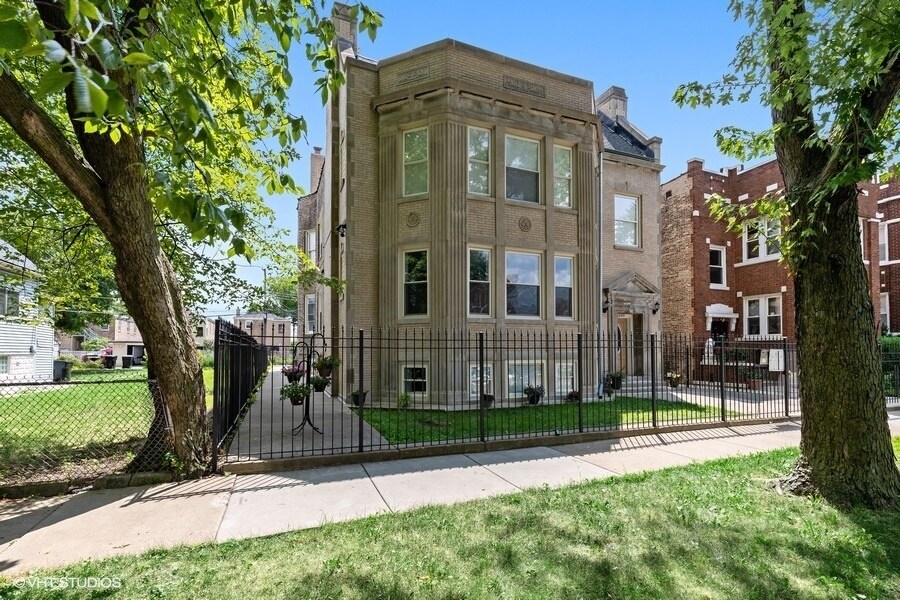 5349 W Van Buren St in Chicago, IL - Building Photo