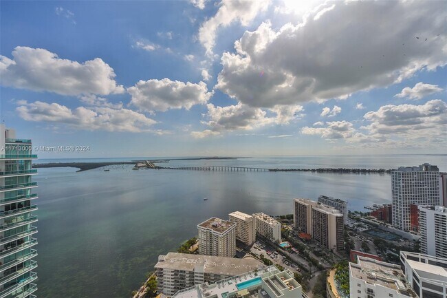 1300 Brickell Bay Dr, Unit # 1206 in Miami, FL - Foto de edificio - Building Photo