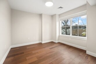 425 Lagrange St, Unit 202 in Boston, MA - Foto de edificio - Building Photo