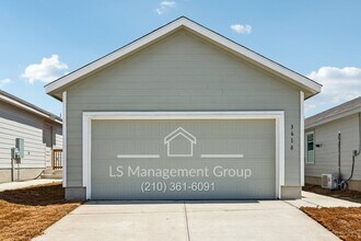 3618 Amber Glade in San Antonio, TX - Building Photo - Building Photo