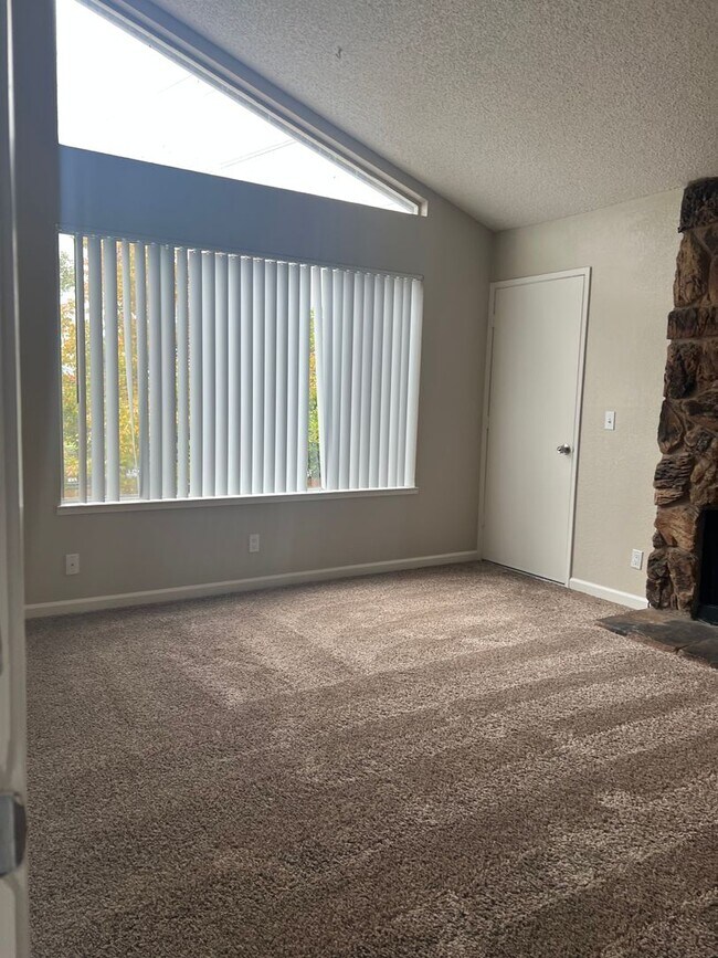 The Oaks at Bell in Sacramento, CA - Building Photo - Building Photo