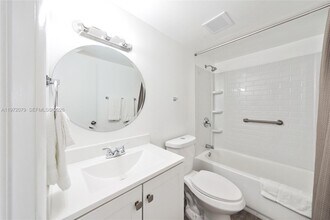 1051 NE 163rd St in North Miami Beach, FL - Building Photo - Building Photo