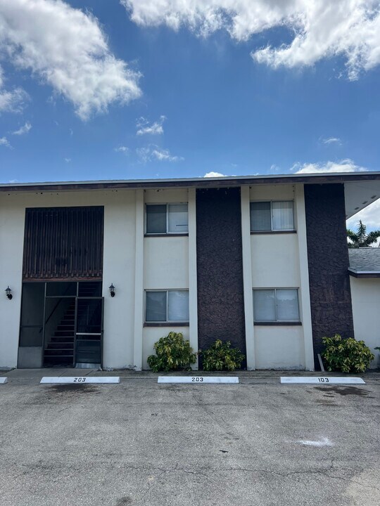 1135 Southdale Rd, Unit 104 in Ft. Myers, FL - Building Photo