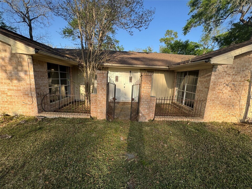 126 Rollingwood St in Baytown, TX - Building Photo