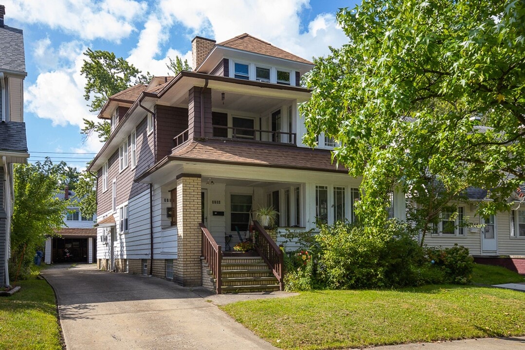 3250 Berkshire Rd in Cleveland Heights, OH - Building Photo