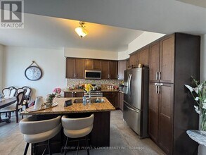 120 Vineberg Dr in Hamilton, ON - Building Photo - Building Photo