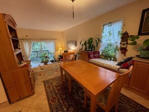 4654 Lower Dr, Unit Lower Dr in Lake Oswego, OR - Foto de edificio - Building Photo