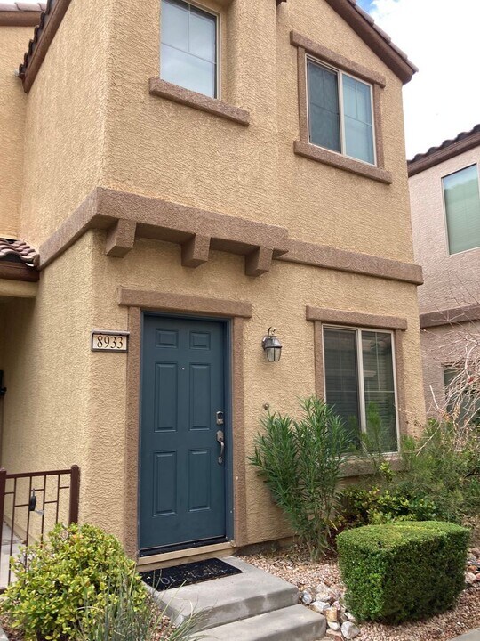 8933 Famous Alcove Ct in Las Vegas, NV - Building Photo