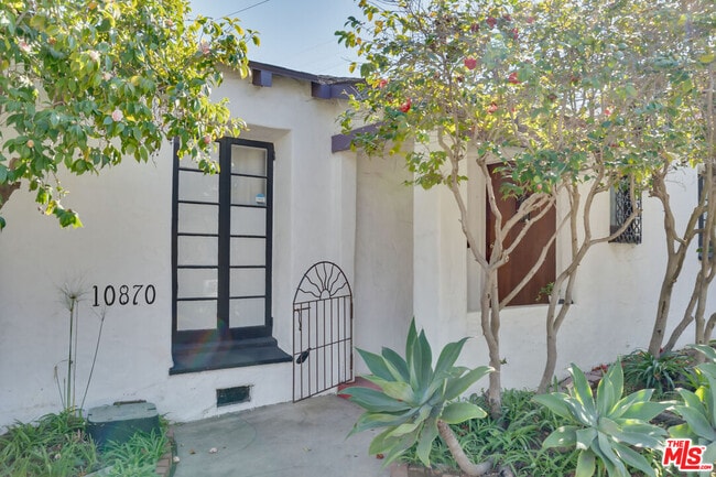 10870 Wellworth Ave in Los Angeles, CA - Building Photo - Building Photo