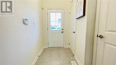 27 Mia Dr in Hamilton, ON - Building Photo - Building Photo