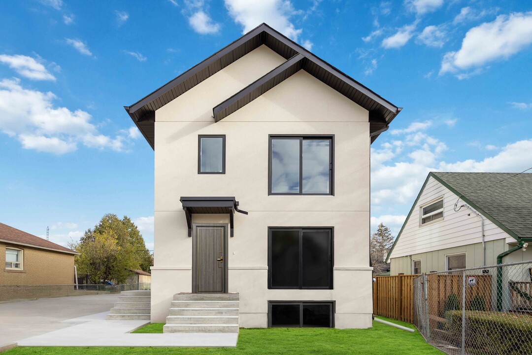 19 Hatfield Cres in Toronto, ON - Building Photo