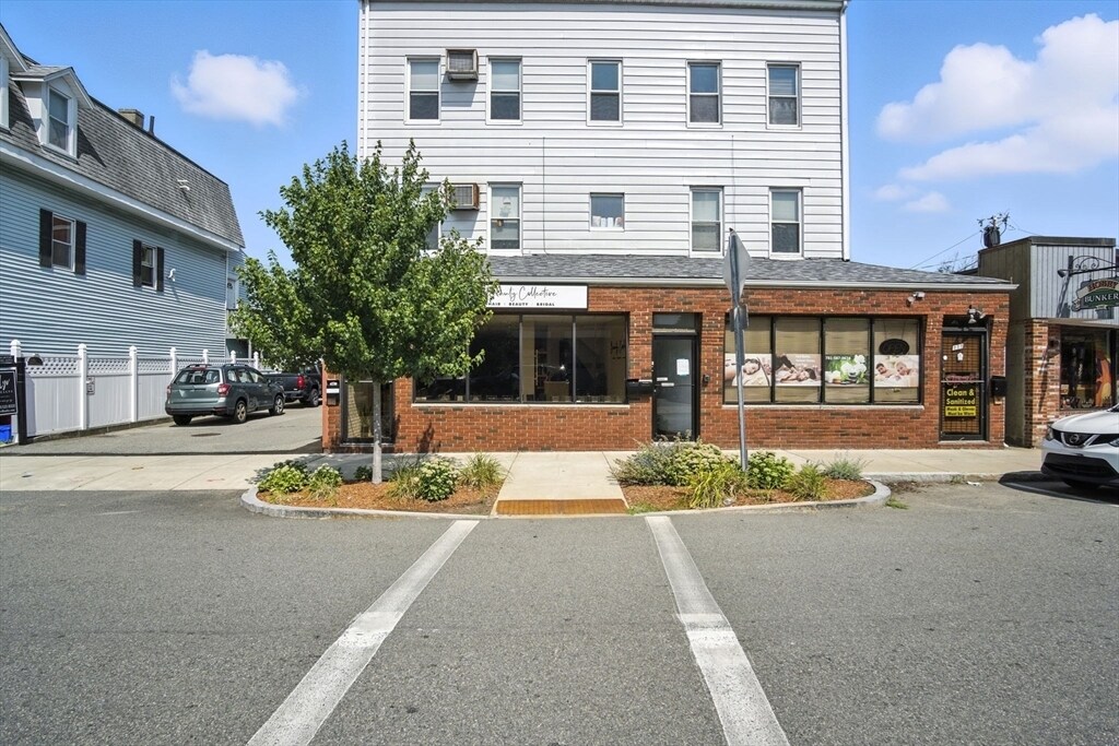 111 Albion St in Wakefield, MA - Building Photo