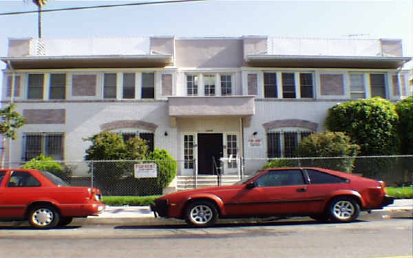 2849 San Marino St in Los Angeles, CA - Foto de edificio - Building Photo