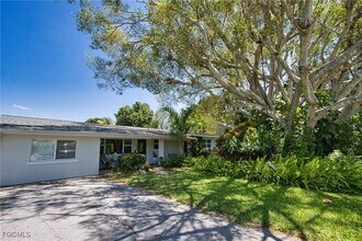 1327 Sunbury Dr in Ft. Myers, FL - Building Photo - Building Photo