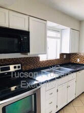7742 E Tanque Verde Ln in Tucson, AZ - Building Photo - Building Photo