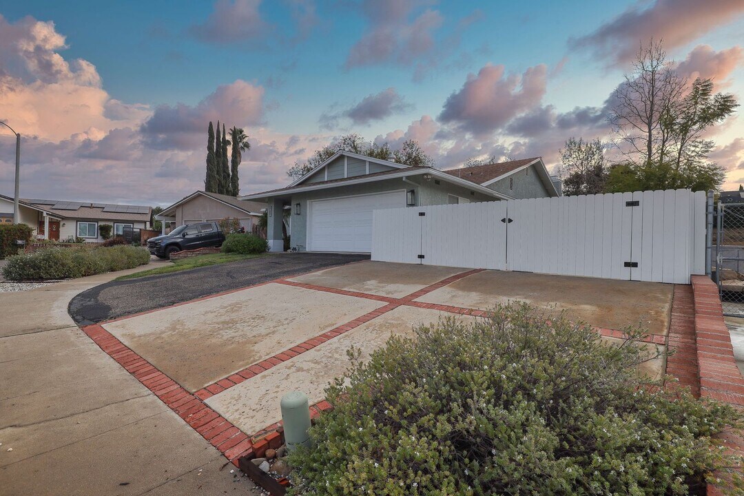 1934 Concord Ct in Simi Valley, CA - Building Photo