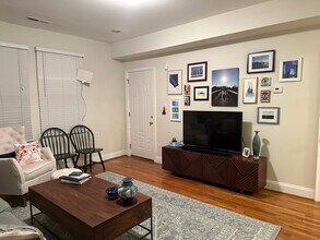 213 19th St NE, Unit 4 in Washington, DC - Foto de edificio - Building Photo